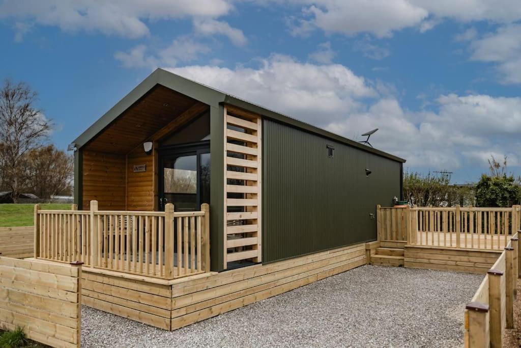 Lowfield & Hot Tub - Humberston Fitties Chalet *