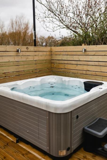 Lowfield & Hot Tub - Humberston Fitties *
